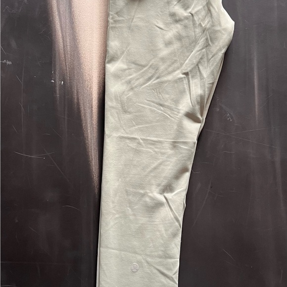 Lululemon Athletica Green Leggings for Active Comfort - Picture 2 of 2